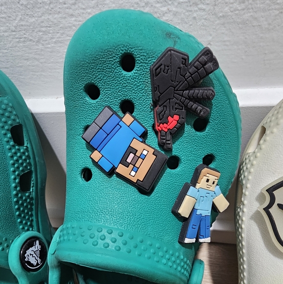 CROCS Kid's Classic Glow Alien Clog/Zuecos Classic Green Size 6 and 7 - Picture 9 of 16